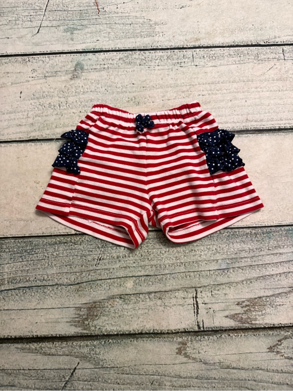 Magnolia baby flag red white and blue ruffle butt shorts. 18m 🇺🇸